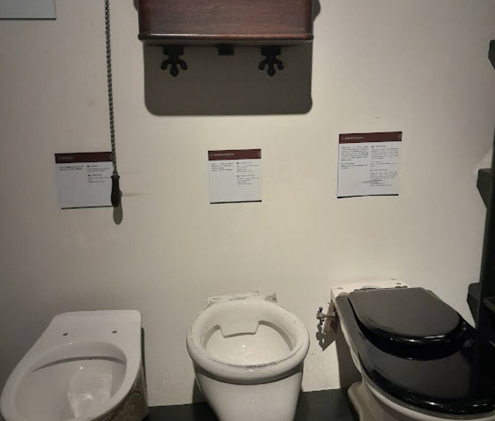 Modelos de vasos sanitários (à direita, o bidê-vaso sanitário) e caixa de descarga. 