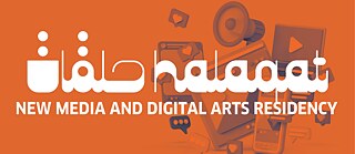 Ein Bild des Programms „Halaqat“ mit dem Namen auf Arabisch und Englisch auf einem orangen Schild