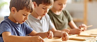 Mehrere Kinder basteln zusammen