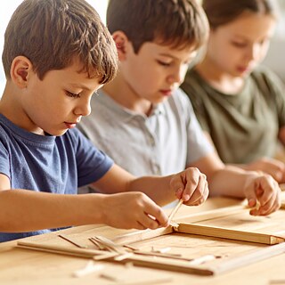 Mehrere Kinder basteln zusammen