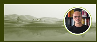 Ein dunkelgrün getöntes Foto zeigt eine Oase mit Wasser im Vordergrund und vorbeiziehenden Menschen und Kamelen im Hintergrund. Auf recht Bildseite sieht man das Bild des Autors Daniel Stähr in einem Kreis eingebunden. 