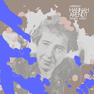 Plakat mit abstraktem Design in Beige-, Blau- und Grautönen. Links steht der Text ‚Hannah Arendt - Tage BUENOS AIRES‘. Im Hintergrund ist ein stilisiertes, teilweise verdecktes Porträt von Hannah Arendt zu sehen. Das Design wirkt modern und künstlerisch, mit geometrischen Formen und Mustern.