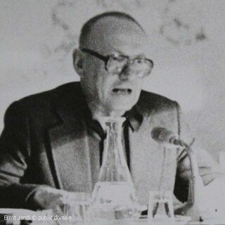 Ernst Jandl in schwarz-weiß