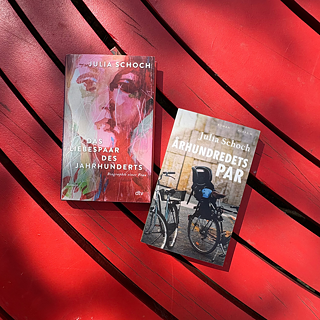 Foto vom Roman Das Paar des Jahrhunderts in der Origina´lausgabe als auch in Dänischer Fassung.