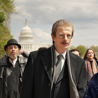 Escena e la pelícla Rabiye Kurnaz contra George W. Bush, protagonista frenbte a parlamento de EEUU