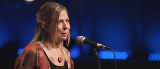 La musicóloga Silvia Glocer frente al micrófono.