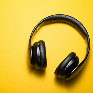 Kopfhörer vor einem gelben Hintergrund