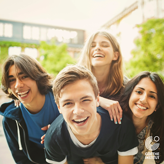 Lachende Jugendliche im Freien – Symbolbild für Deutsch-Intensivkurse für Jugendliche am Goethe-Institut Paris.