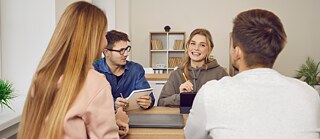 Četvoro mladih ljudi uči zajedno. © © Colourbox Učenje u grupi