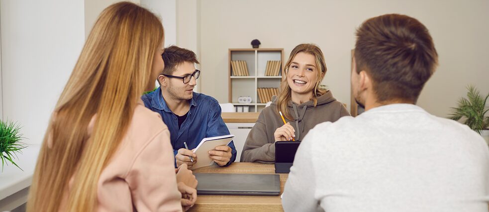 Četvoro mladih ljudi uči zajedno.