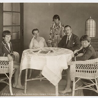 Schwarz-weiß Foto von Thomas Mann und seiner Familie