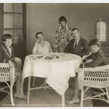 Sort hvid foto af Thomas Mann og familiemedlemmer
