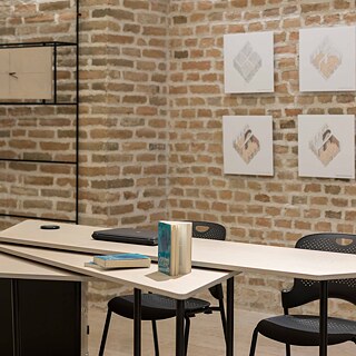 Sto i dve stolice ispred zida galerije „Menjačnica“ u Goethe-Institutu u Beogradu