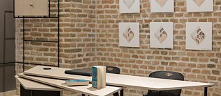 Sto i dve stolice ispred zida galerije „Menjačnica“ u Goethe-Institutu u Beogradu