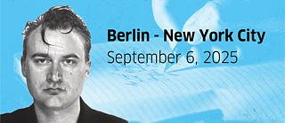 Portrait von Iven Yorick Fenker auf hellblauem Hintergrund mit einer Hand, die einen Stift hält