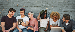 Eine vielfältige Gruppe von Jugendlichen, verbunden durch die deutsche Sprache.