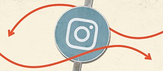 Ein Straßenschild mit Instagram Logo und zwei roten Pfeilen