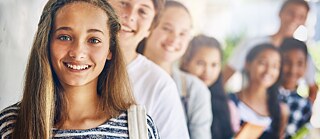 Adolescents souriants en file – image symbolique des cours d’allemand pour jeunes à l’Institut Goethe de Paris.