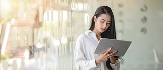 Frau vor einem Laptop sitzend