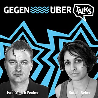 Ein Bild von zwei Personen auf einem grauen Hintergrund mit der Aufschrift GEGENÜBER TALKS und einer blitzartigen Grafik in blau