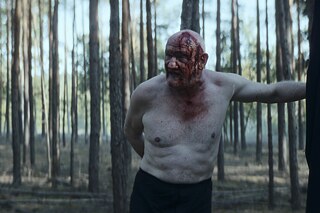 Karl Welunschek als "Der Rote" in Crooks. 