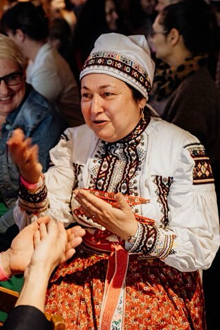 Dagmar Váňová, řevnická babička léčitelka, ve svém ručně šitém žítkovském kroji.