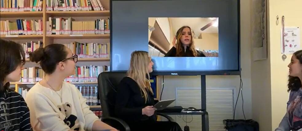 Schüler*innen inszenieren eine Debatte im Rahmen eines Schulwettbewerbs