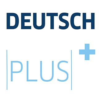 Keyvisual des Projekts des Goethe-Instituts "Deutsch Plus", bestehend aus blauem und hellblauem Schriftzug
