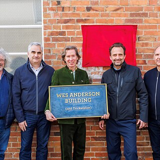 Wes Anderson in the center with the management team of Studio Babelsberg, from left to right: Marcus Loges (Managing Director / Production Services), Jörg Bachmaier (CEO), Eike Wolf (Director Studio Operations), and Michael Düwel (Managing Director Art Department); Photo: Gerald Matzka/ProjectImages for Studio Babelsberg.