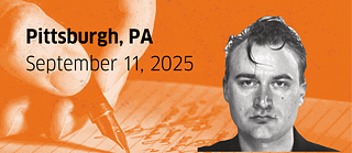 Portrait von Iven Yorick Fenker auf orangenem Hintergrund mit einer Hand, die einen Stift hält