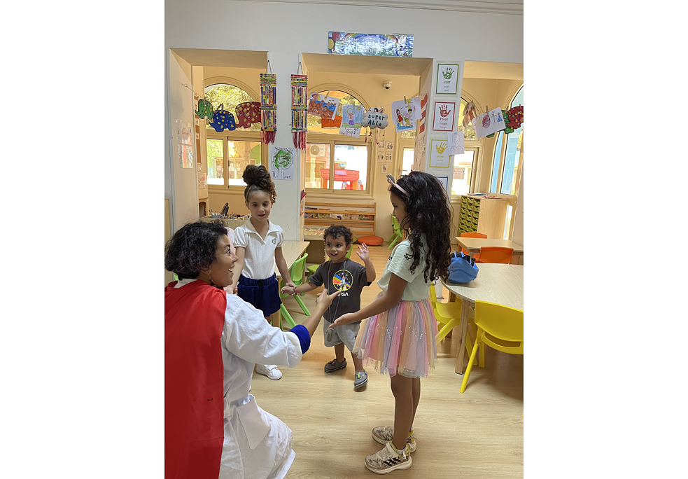 معلمة تشرح لمجموعة صغيرة من التلاميذ داخل صف دراسي.