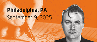 Portrait von Iven Yorick Fenker auf orangenem Hintergrund mit einer Hand, die einen Stift hält