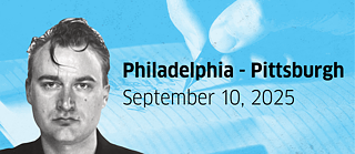 Portrait von Iven Yorick Fenker auf orangenem Hintergrund mit einer Hand, die einen Stift hält