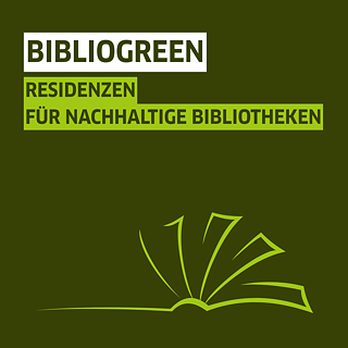 Logo auf dunkelgrünem Hintergrund mit dem Schriftzug ‚BIBLIOGREEN‘ in Weiß auf einem grünen Rechteck. Darunter steht ‚RESIDENZEN FÜR NACHHALTIGE BIBLIOTHEKEN‘ in grüner Schrift auf einem hellgrünen Rechteck. Unten rechts befindet sich eine stilisierte grüne Zeichnung eines geöffneten Buches.
