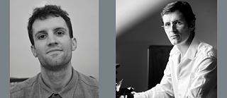 Portrait du traducteur Alexandre Pateau, assis à son bureau, en noir et blanc, portrait de Régis Quatresous