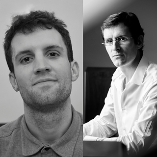 Portrait du traducteur Alexandre Pateau, assis à son bureau, en noir et blanc, portrait de Régis Quatresous