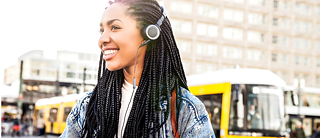 Frau, die durch die Straßen Deutschlands geht