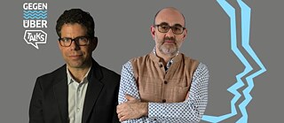 Ein Bild von zwei Personen auf einem grauen Hintergrund mit der Aufschrift GEGENÜBER TALKS und einer blitzartigen Grafik in blau