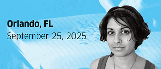 Portrait von Sonali Beher auf blauem Hintergrund mit einer Hand, die einen Stift hält