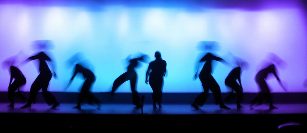 Tänzer*innen auf der Bühne