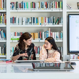 drei Mitarbeiterinnen am Empfang des Goethe-Instituts Peking 