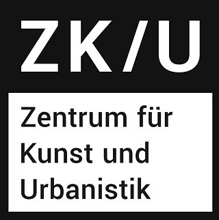 "شعار مركز الفن والعمران ZK/U، مكتوب عليه بالأسود والأبيض: ZK/U – Zentrum für Kunst und Urbanistik."