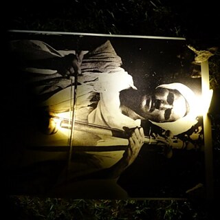 Beleuchtendes Foto eines oberägyptischen Mannes, das auf Gras liegt.