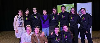 Teilnehmer*innen auf der Bühne - Schultheater Burgas 2025