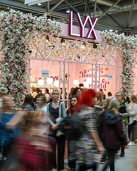 eine Mischung aus Grafiken von Sprechblasen und zwei Menschen die sich unterhalten