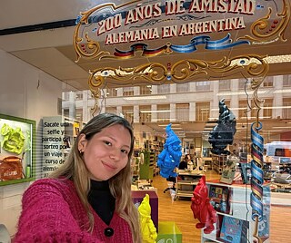 Selfie de chica joven en vidriera Goethe-Institut