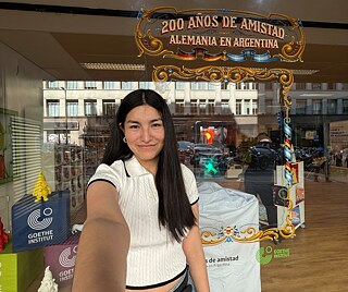 Selfie de chica joven en vidriera Goethe-Institut