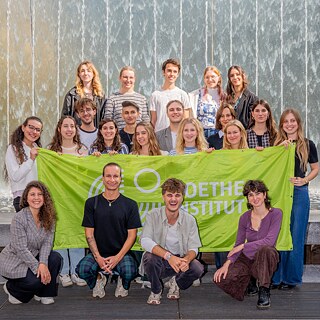 Gruppenfoto der 23 Botschafterinnen der deutschen Sprache, lächelnd vor einem Brunnen in Mailand
