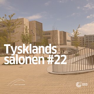 I baggrunden ses et billede af Karen Blixens Plads i København med forskellige bygninger og de karakteristiske bakkelignende forhøjninger, under hvilke der er cykelparkeringspladser.