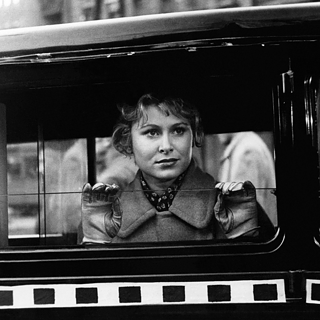 Scene from a Konrad Wolf movie: A lady leaving a car